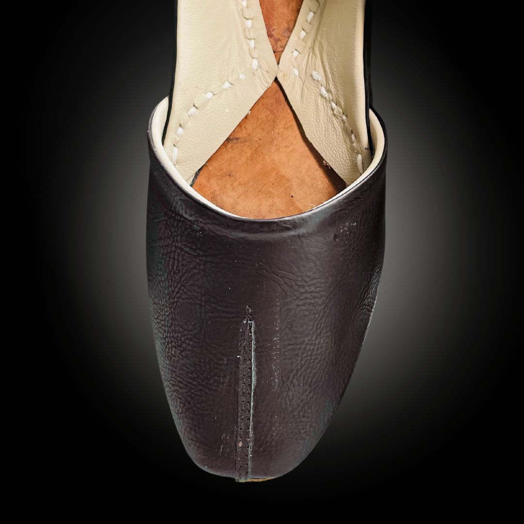 The Classic Dark black Jutti