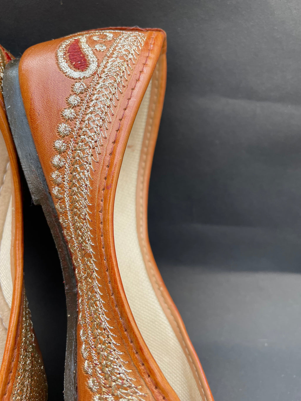 Zariya Glow Jutti – Amber Gold Delight