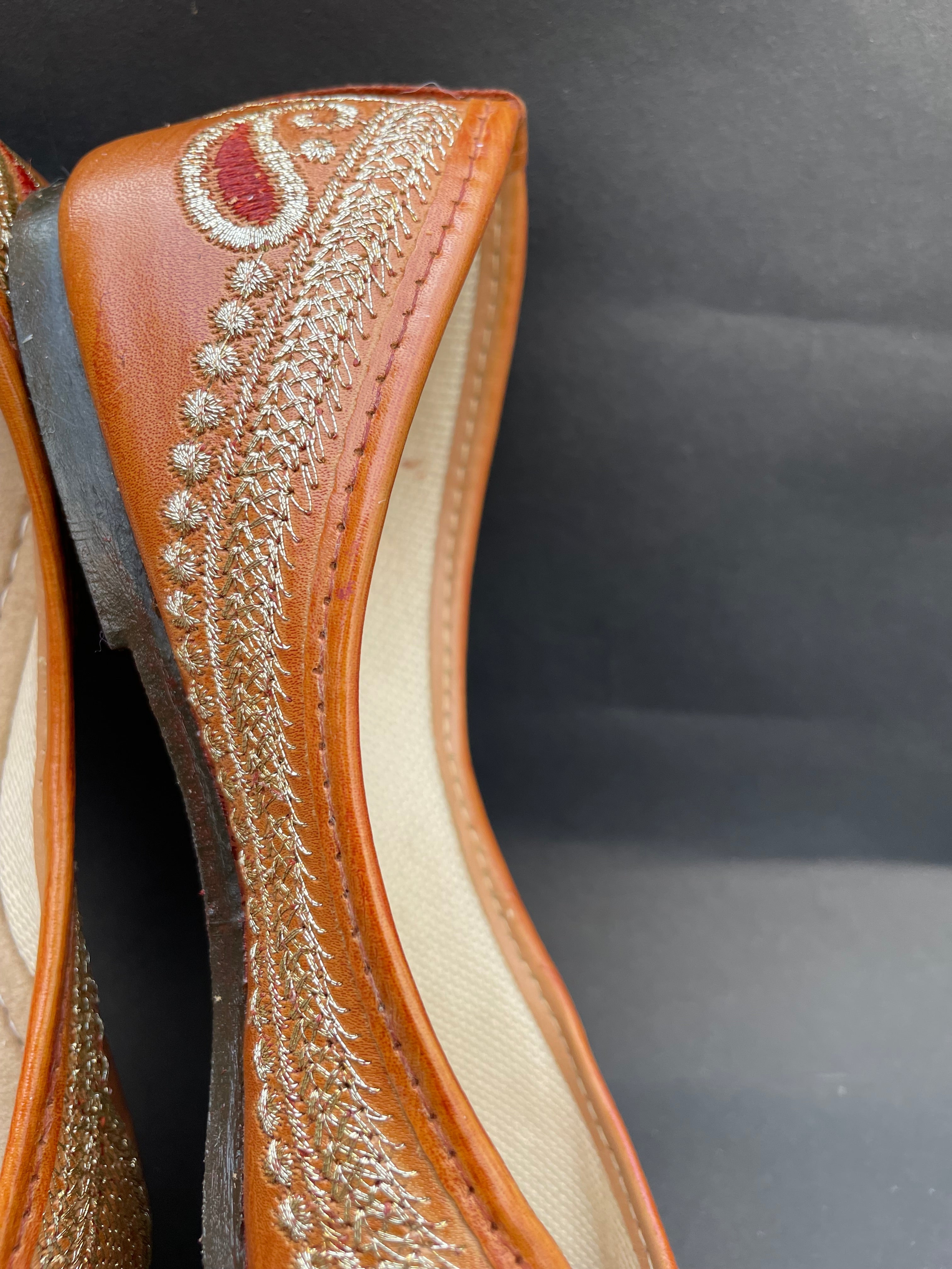 Zariya Glow Jutti – Amber Gold Delight