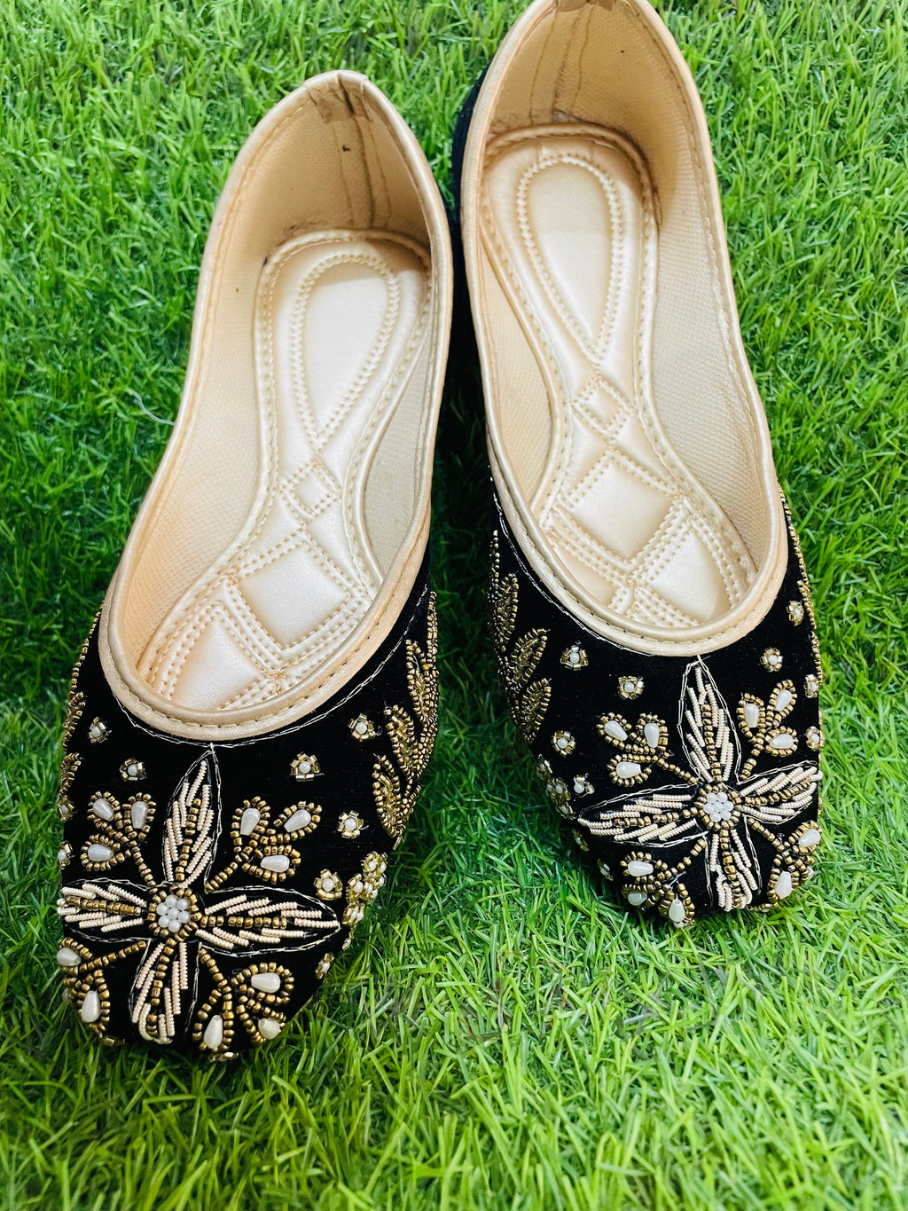 KAVE Midnight Bloom Jutti – Black & Gold