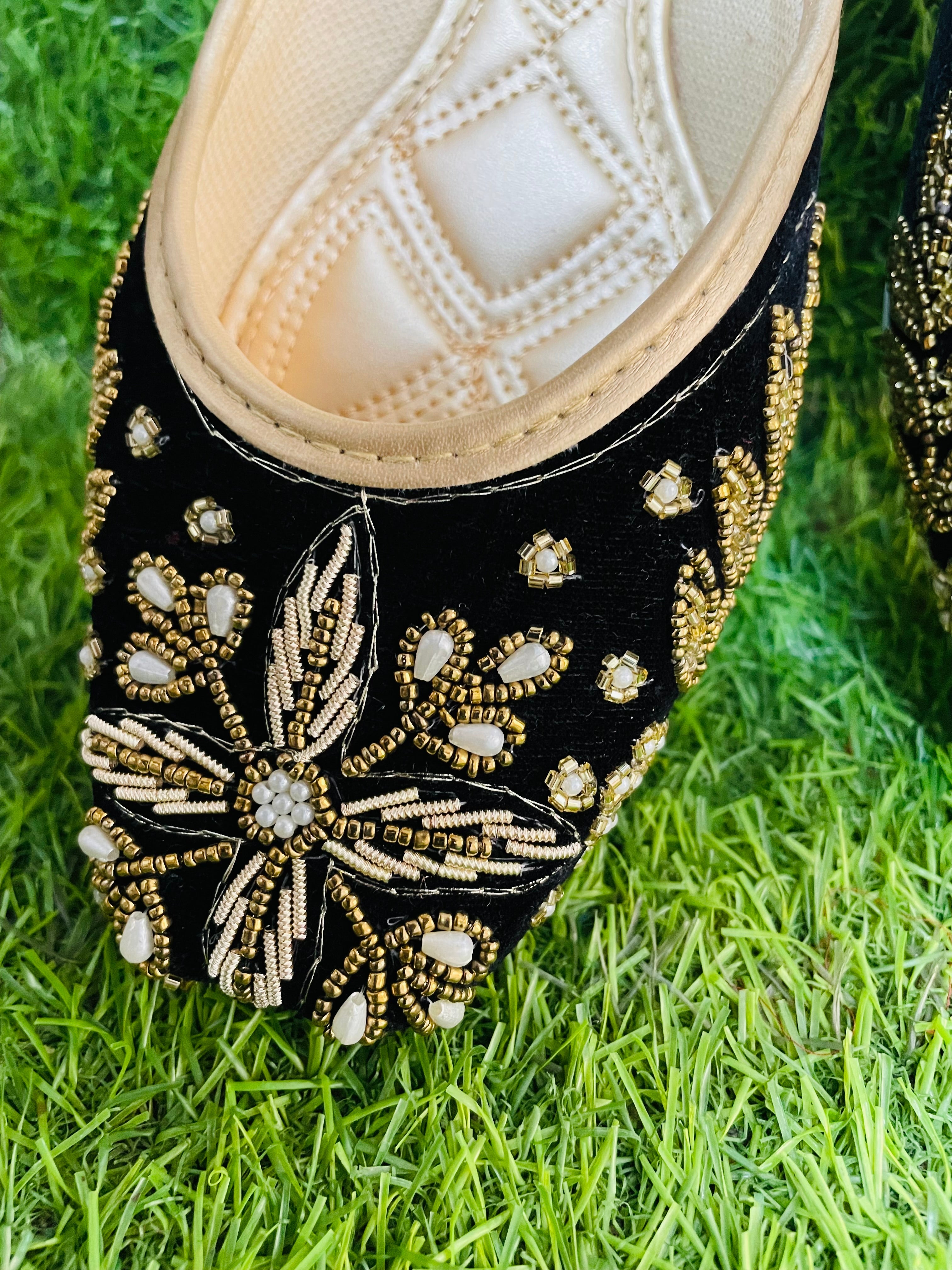 KAVE Midnight Bloom Jutti – Black & Gold