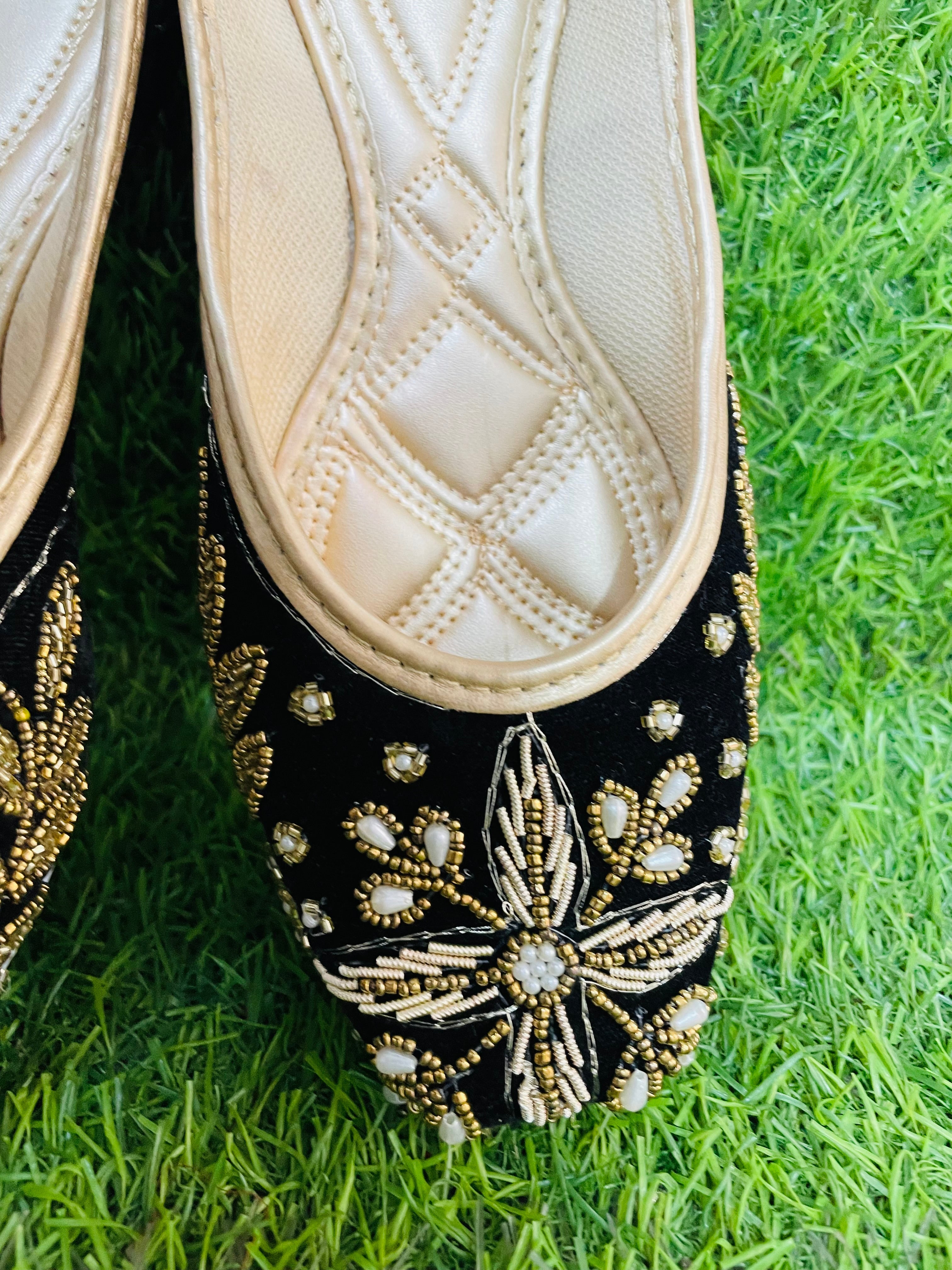 KAVE Midnight Bloom Jutti – Black & Gold