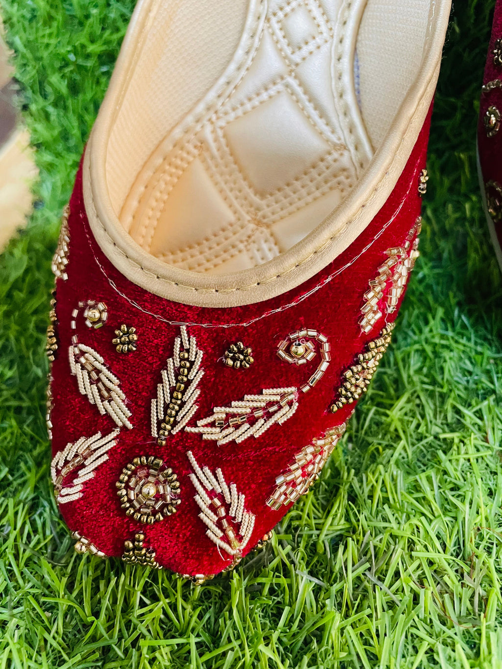 KAVE Classic Embroidered Velvet Jutti – DISCOUNT