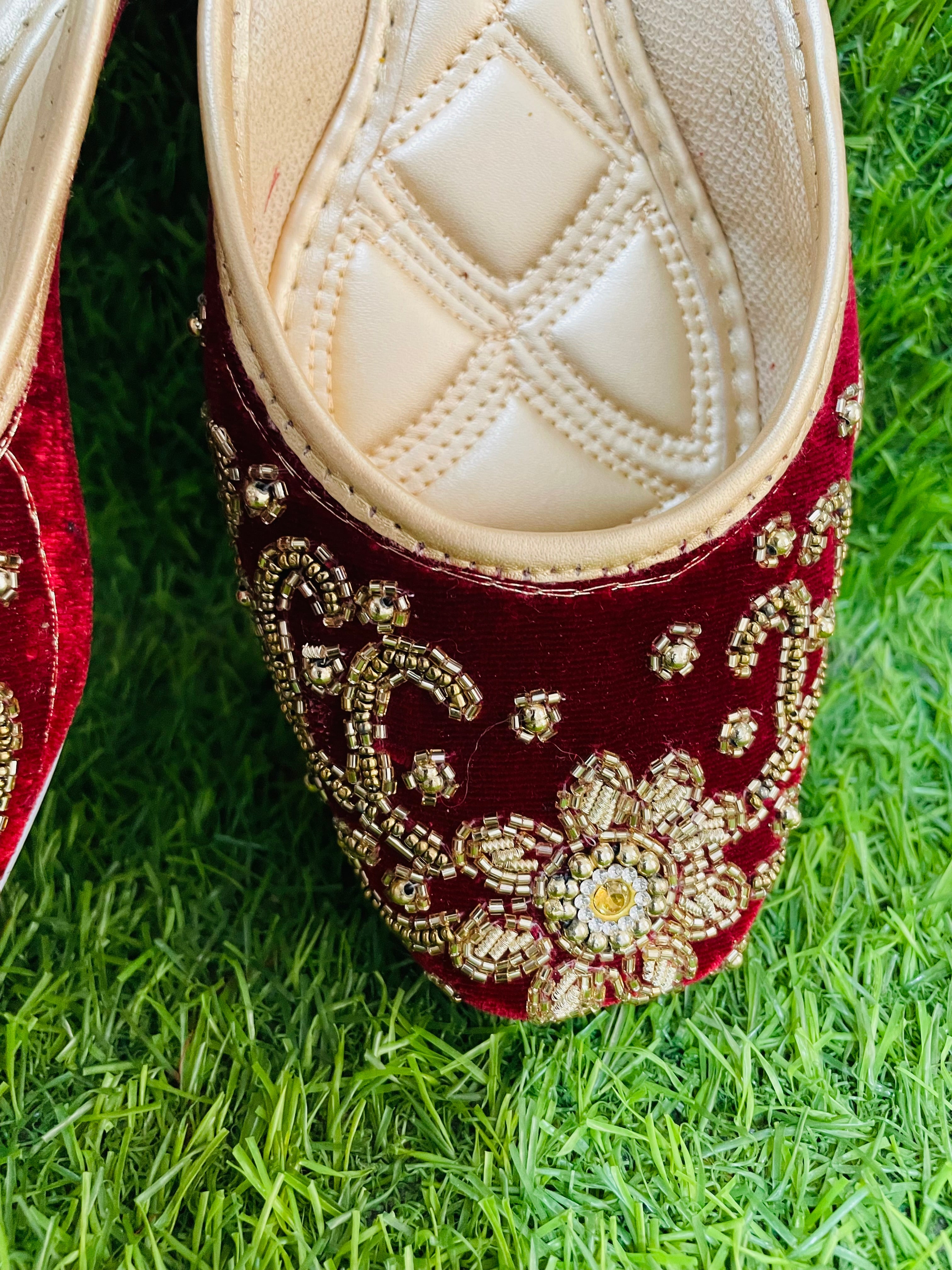 KAVE Royal Ruby Jutti – Maroon & Gold