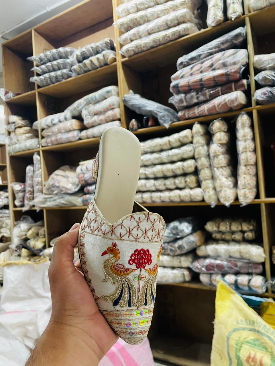 Heel Jutti with Duck Pattern