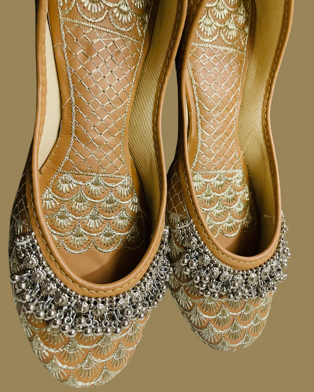 Ivory Grace Jutti – Handcrafted Elegance with Ghungroo Details