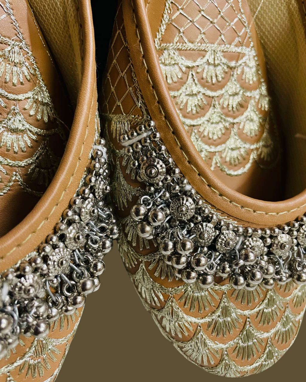 Ivory Grace Jutti – Handcrafted Elegance with Ghungroo Details