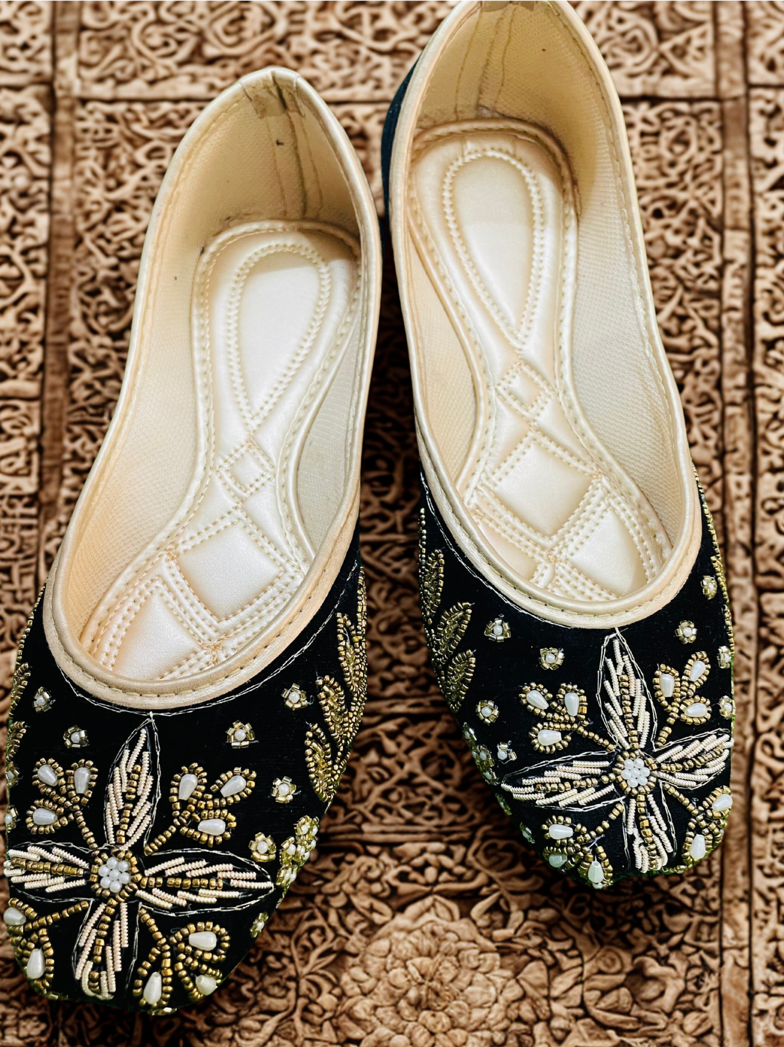 KAVE Midnight Radiance Embroidered Velvet Jutti – DISCOUNT